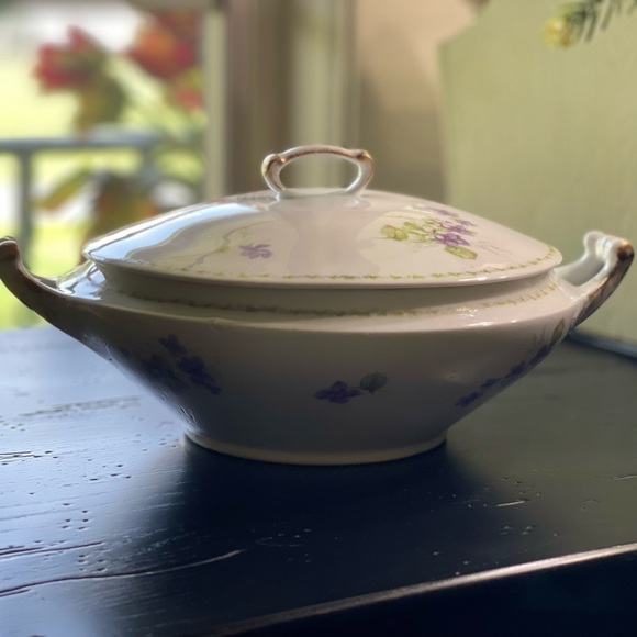 VINTAGE, B&T LIMOGES FRANCE, ROUND SERVING BOWL WITH LID. - Picture 2 of 16